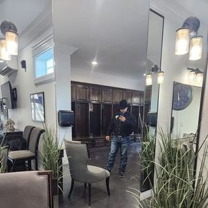 Meet your Posher, Uriel